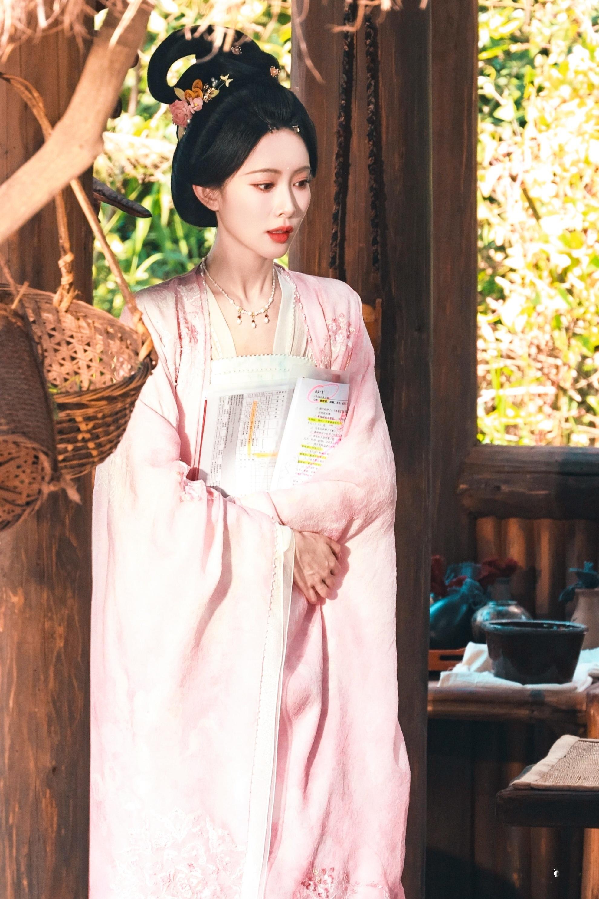 第一个路透造型来啦～～～[送花花][送花花][送花花]孟子义 《尚公主》暮晚摇中
