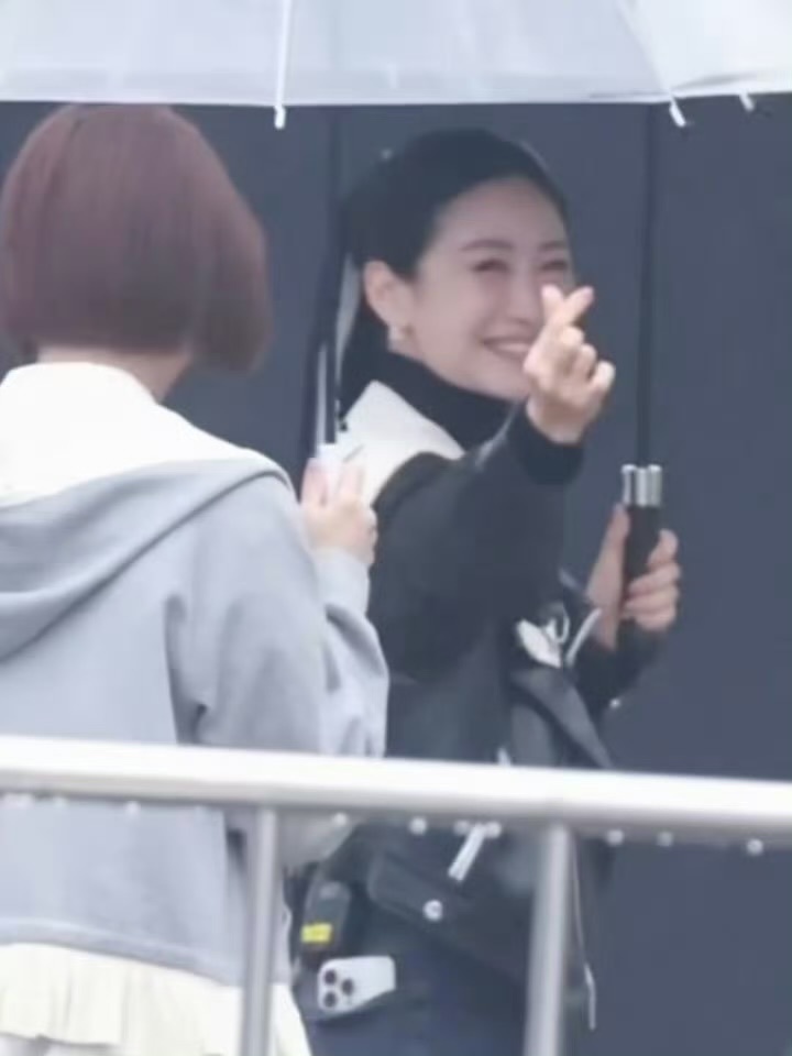 陶昕然李心洁今天上班跟粉丝打招呼好可爱！ 陶昕然笑眯眯的对大家比心，李心洁踮脚对