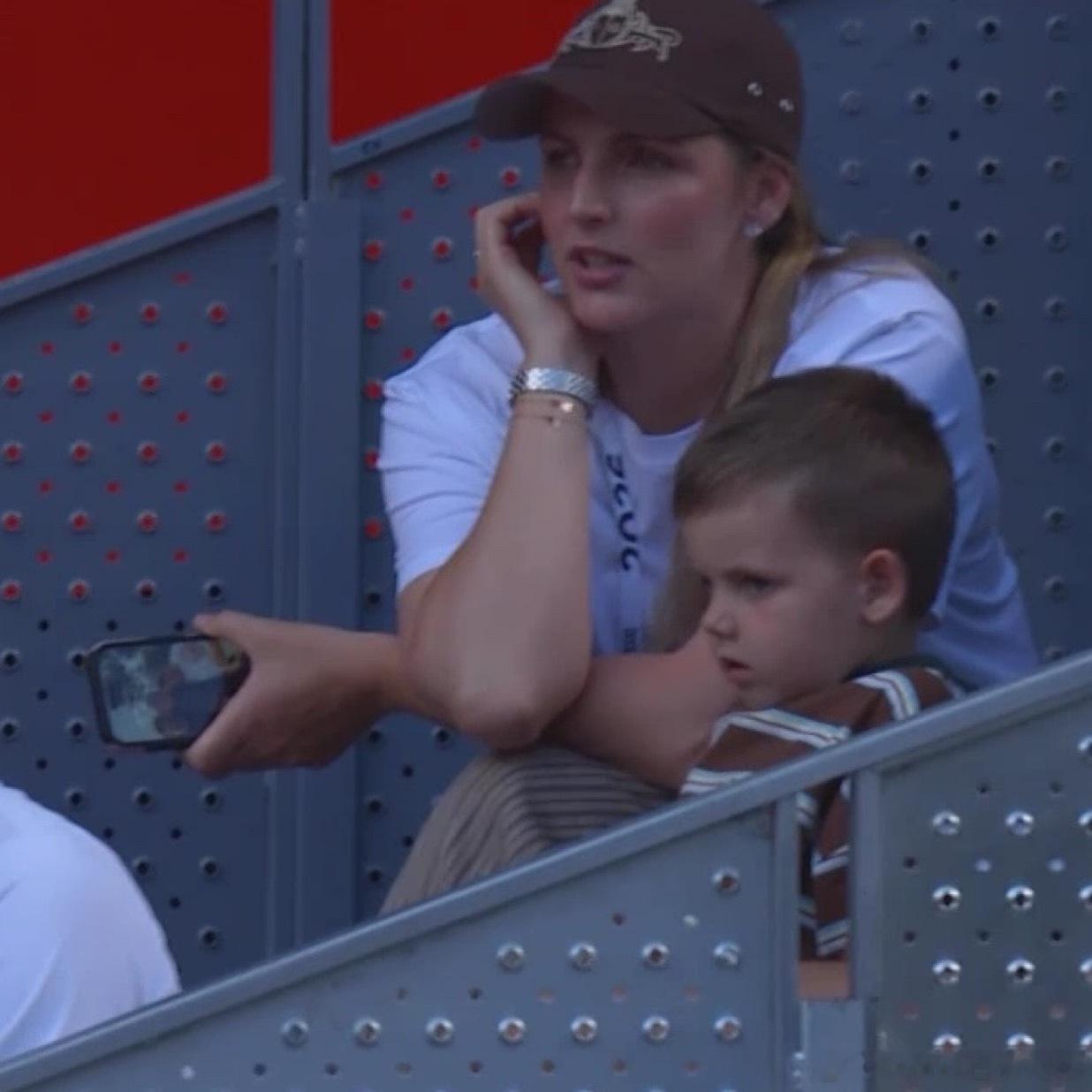 卡普姐妹是不是WTA颜值最高的姐妹花卡普在激战梅尔滕斯，克普在观战，都是高挑美丽