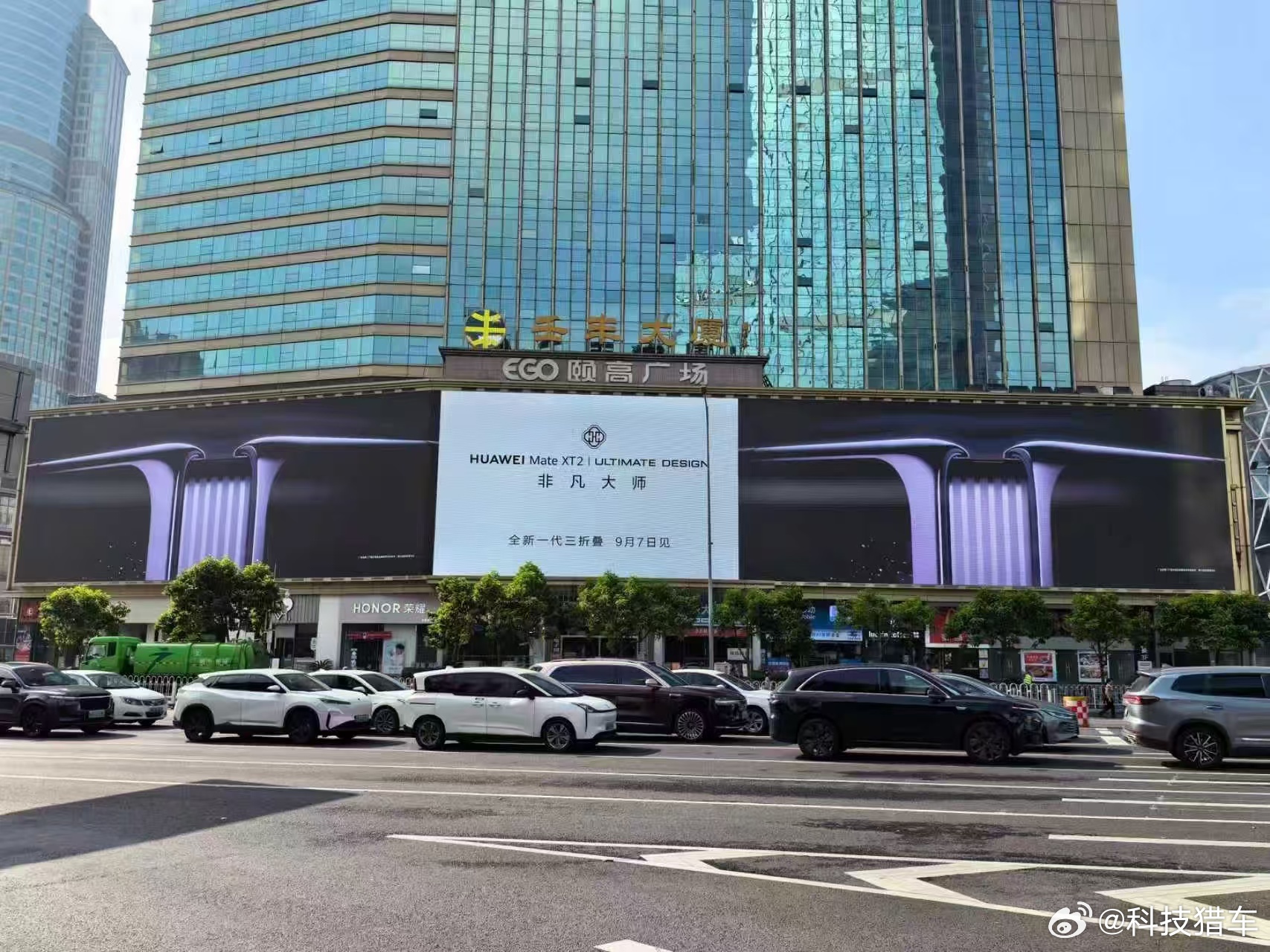 华为新三折叠售价19999元起双击屏幕就开防窥，华为Mate XT 2这操作也方