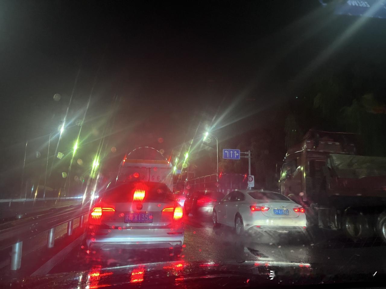 真是奇了怪了？
   为何泰兴到高港的高港大道，途径滨江停车场的那个红绿灯🚥，