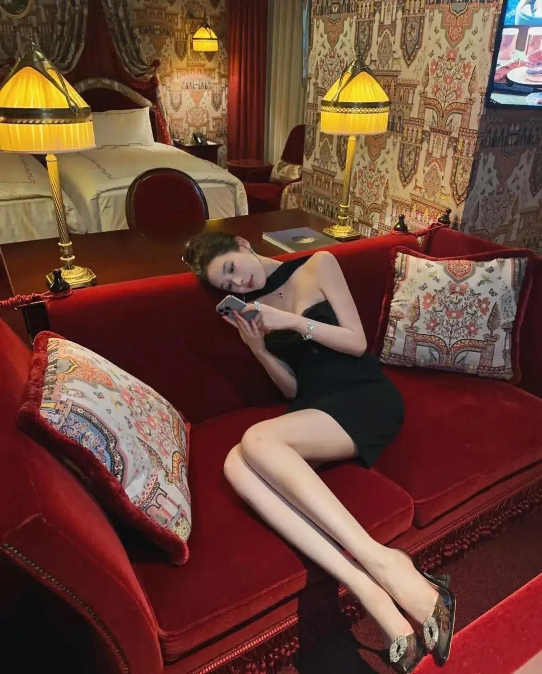 奢华酒店房间，红丝绒沙发，优雅黑裙，享受宁静时光。