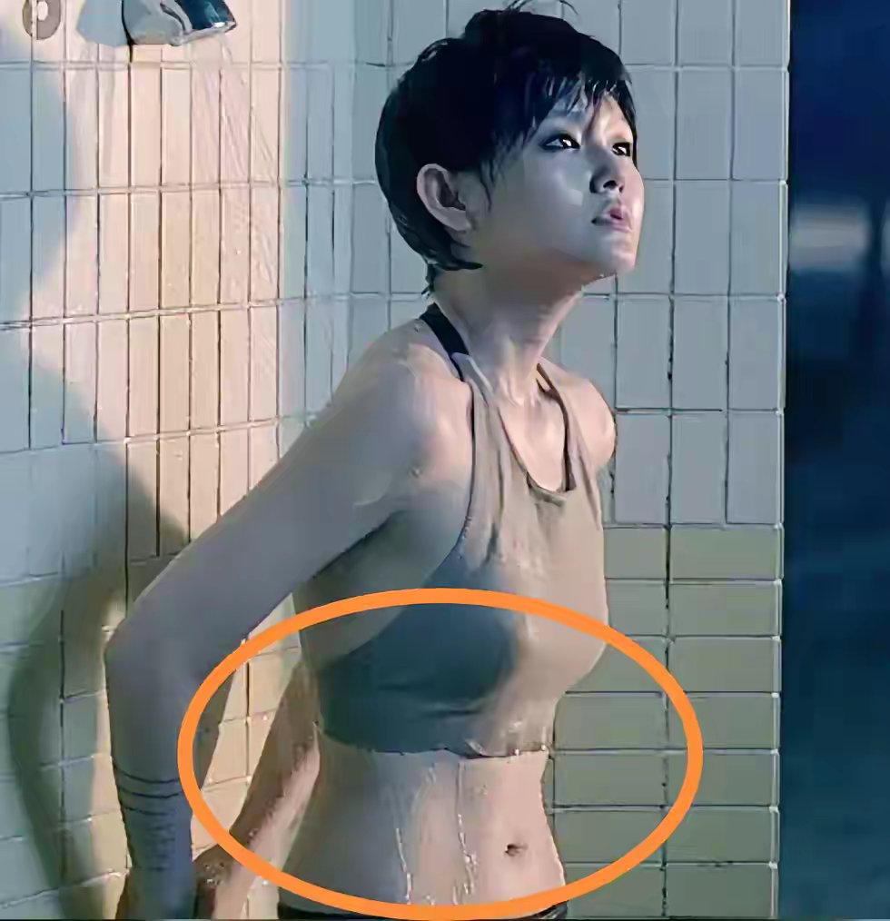 大S婚前这腰身还是很细的，完全没有一点点小肚腩，根本不是有些人说的她腰粗，图一至