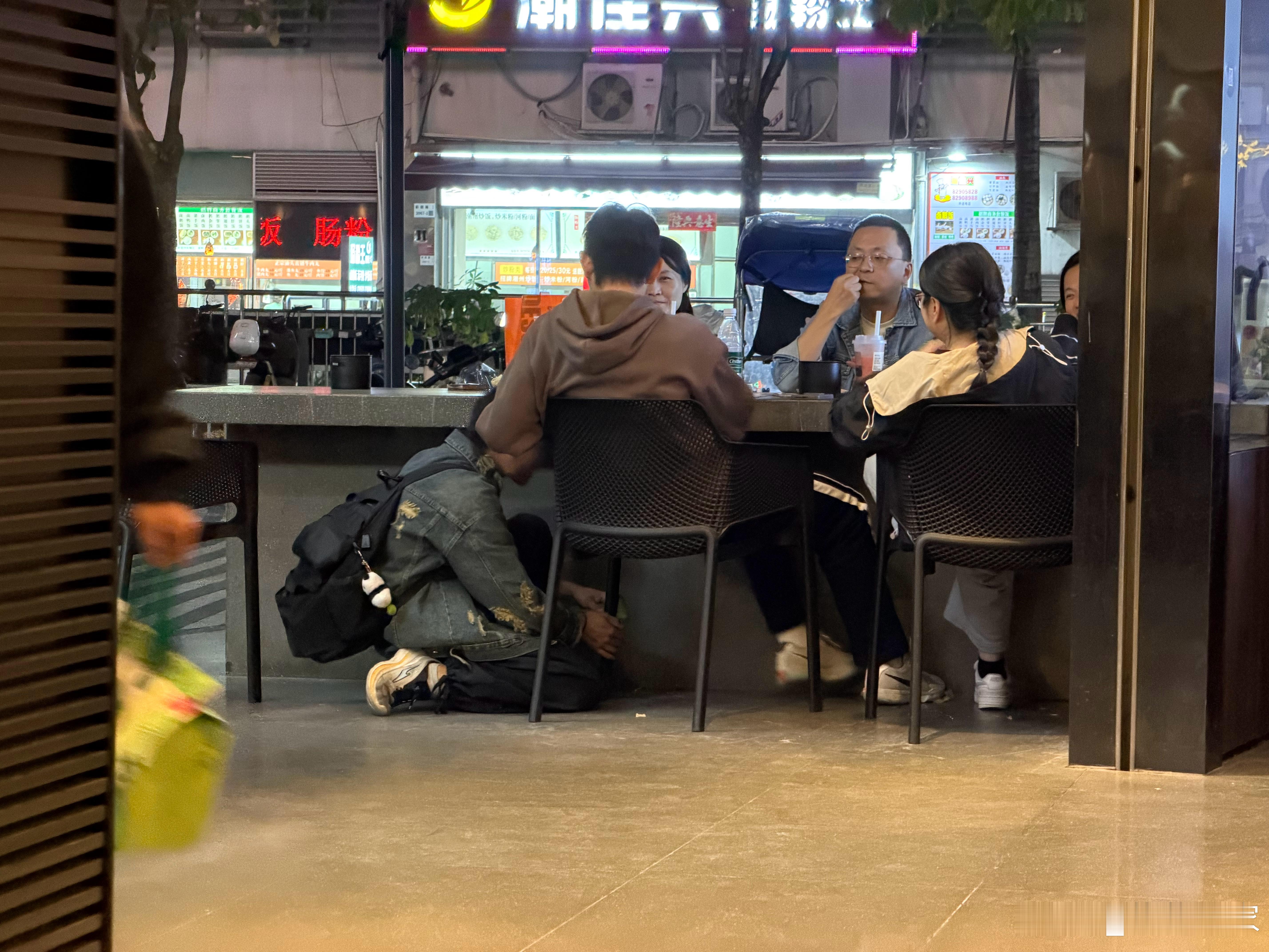 很佩服这种人的勇气，大街上给人跪下擦鞋！问题是卖这东西也赚不了几个钱啊，至于这漾