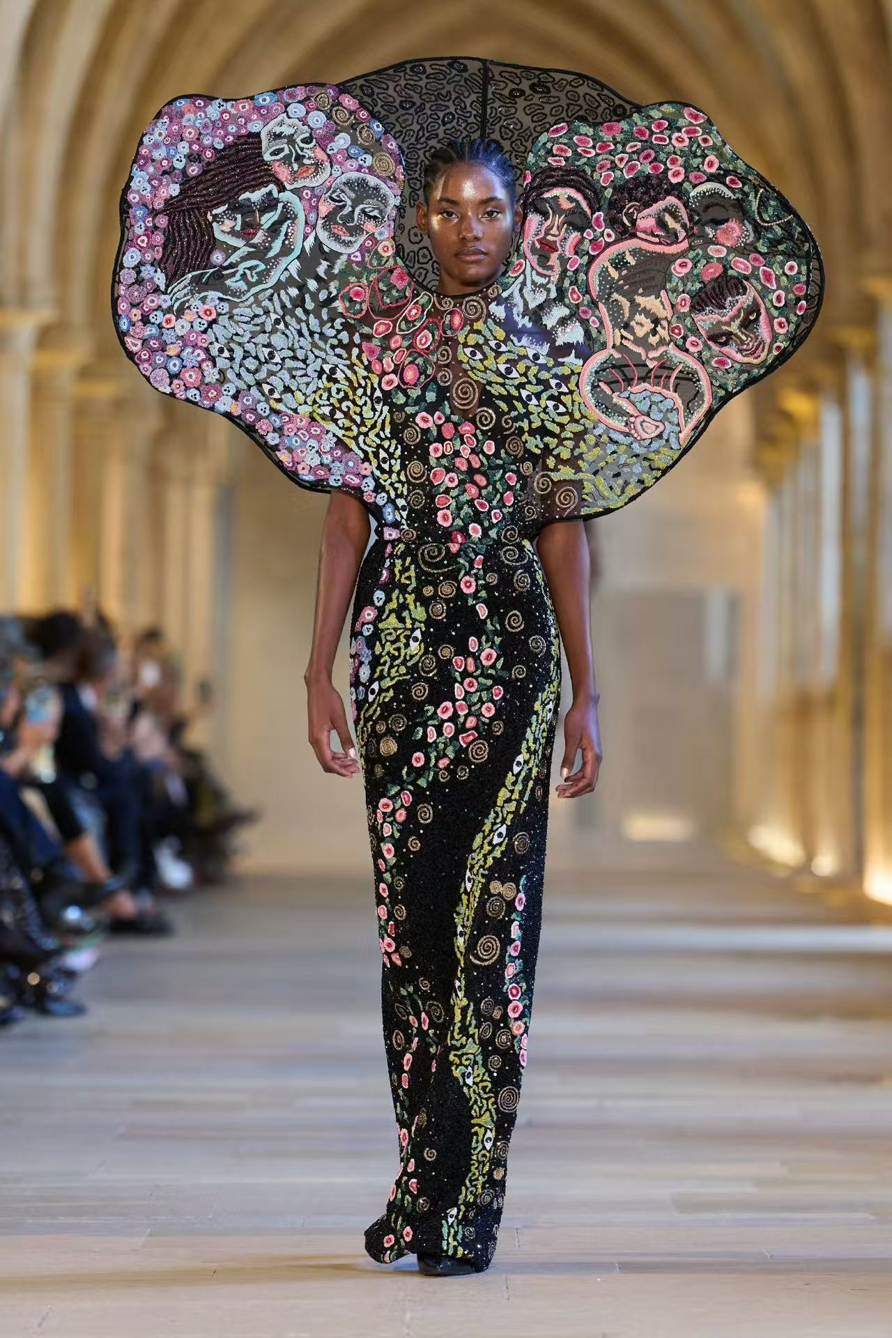 杨幂刺绣高定黑裙杨幂刺绣繁花高定杨幂刺绣高定黑裙，哇塞，[拜托][拜托] ​​​