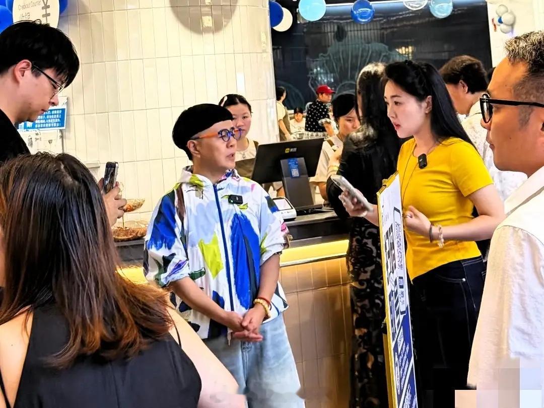 有网友在福建漳州偶遇金龟子，她还是标准的金龟子发型啊！感觉她这么多年都没有怎么变