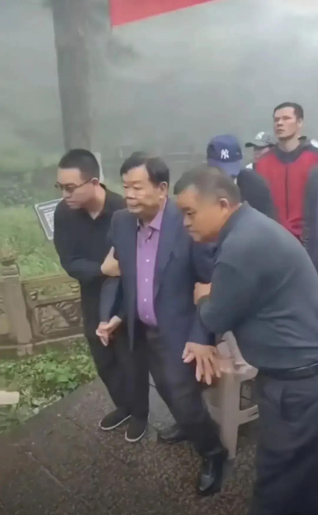 曹德旺先生爬九华山一步三歇，看他的状态并不是很好，很虚弱的样子，但是他还是很虔诚