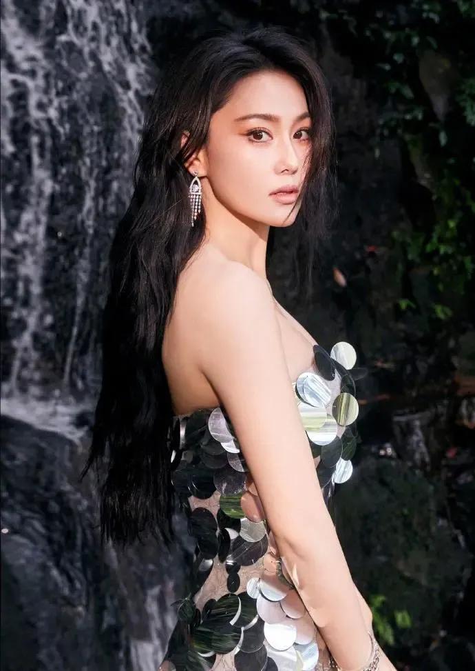她算不算是人生赢家呢？

美貌、名气、结婚、生子，样样不落；即使偶尔露面，却还是