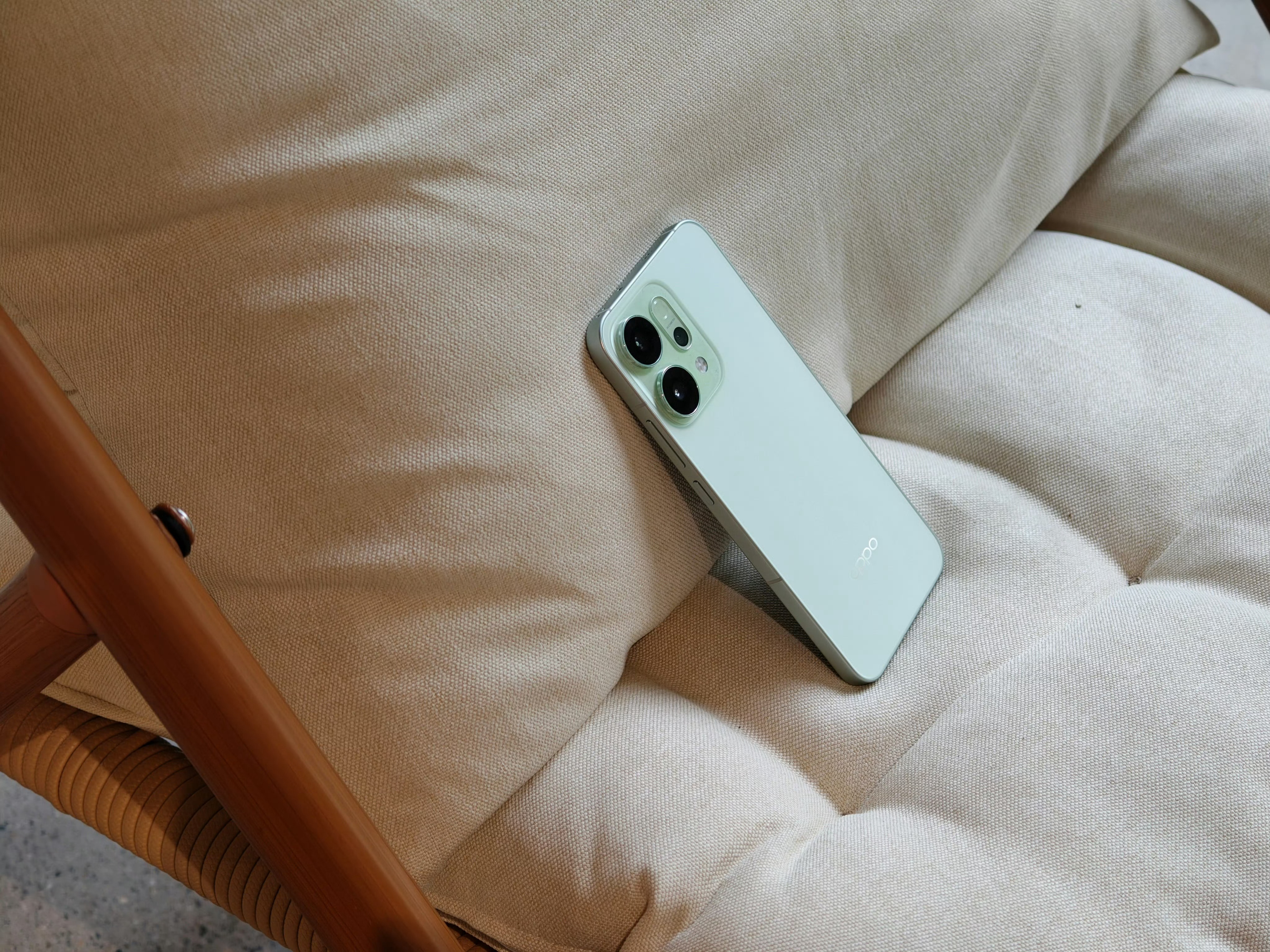 今天OPPO Reno16新配色「半夏青」正式开售了，比起Reno14的绿色更好