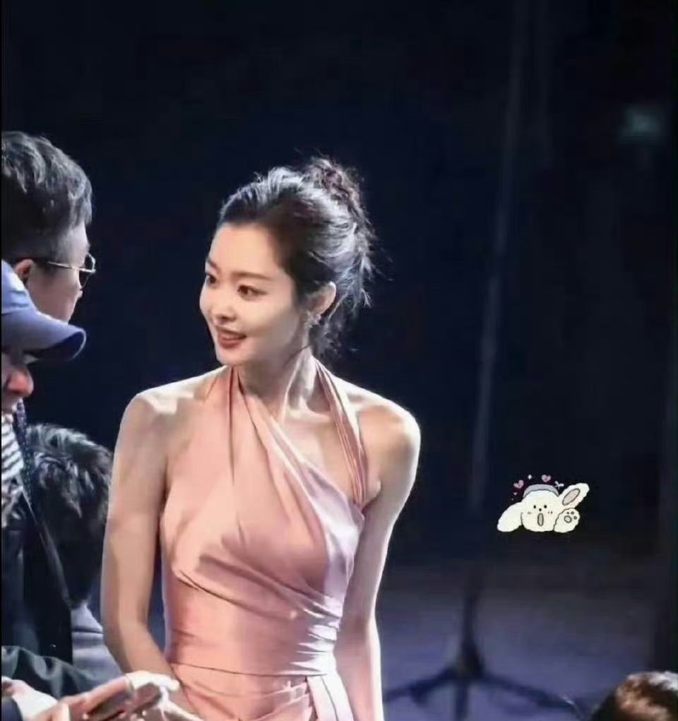 宋轶的美算不上惊艳，但身材苗条啊 ​​​