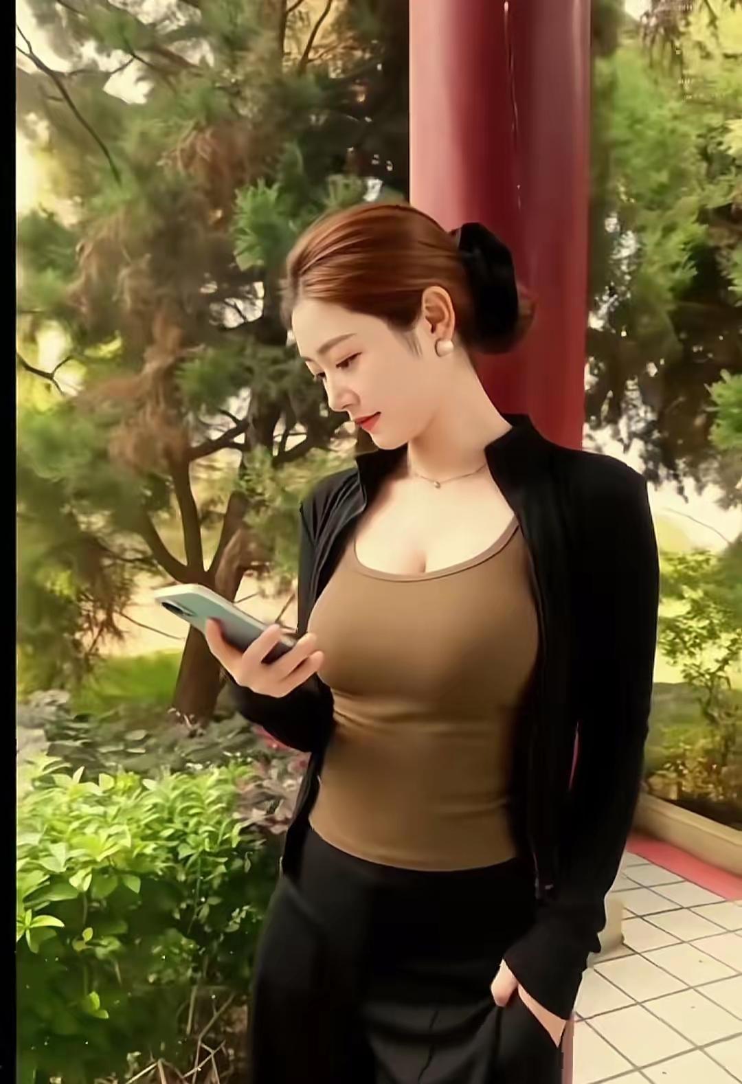 在绿意盎然的公园里，享受悠闲的时光，沉浸在阅读的乐趣中。🌿📖😊