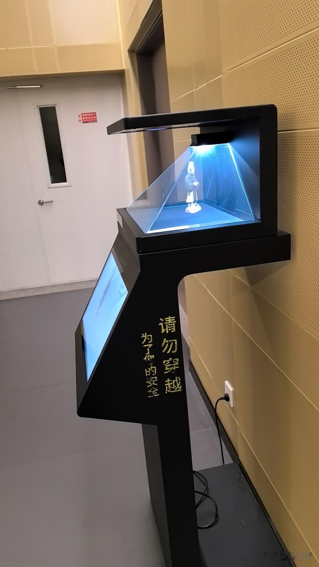 博物馆冷僻的角落里发现了这么一个装置。
上面是展示着一个精美的人偶雕像。
可问题