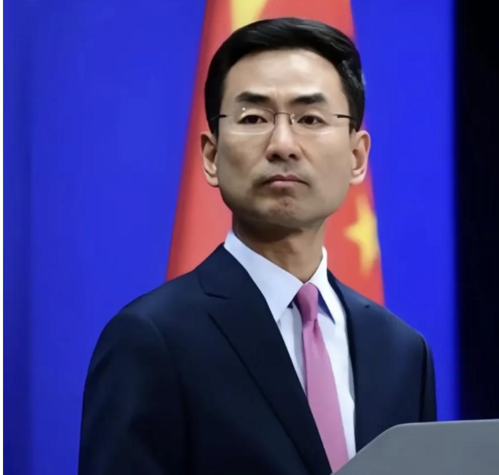 真是服了，当别人都快把枪指在你的脑门子上了，第一反应不是拿着钱去买枪，而是把钱给