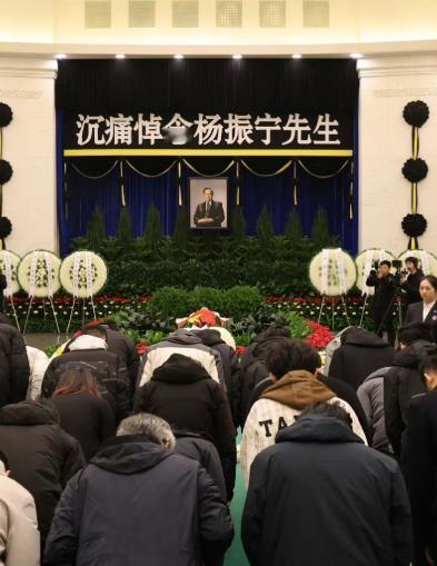 不出所料！杨振宁身披国旗，贡献得到了的认可
 
说起来，杨老这一辈子挺传奇的。早