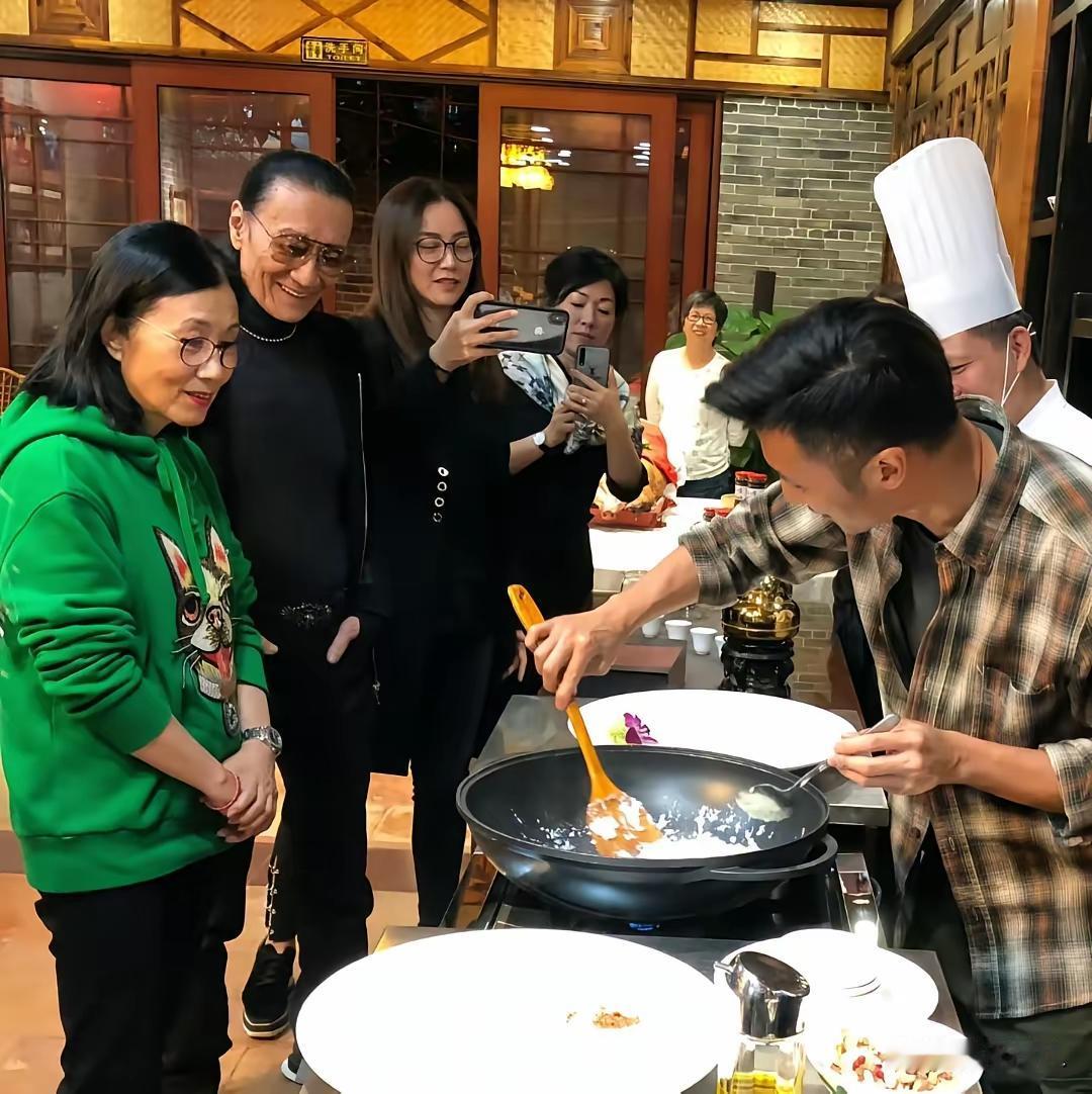 亲手给小妹的干妈炒菜！