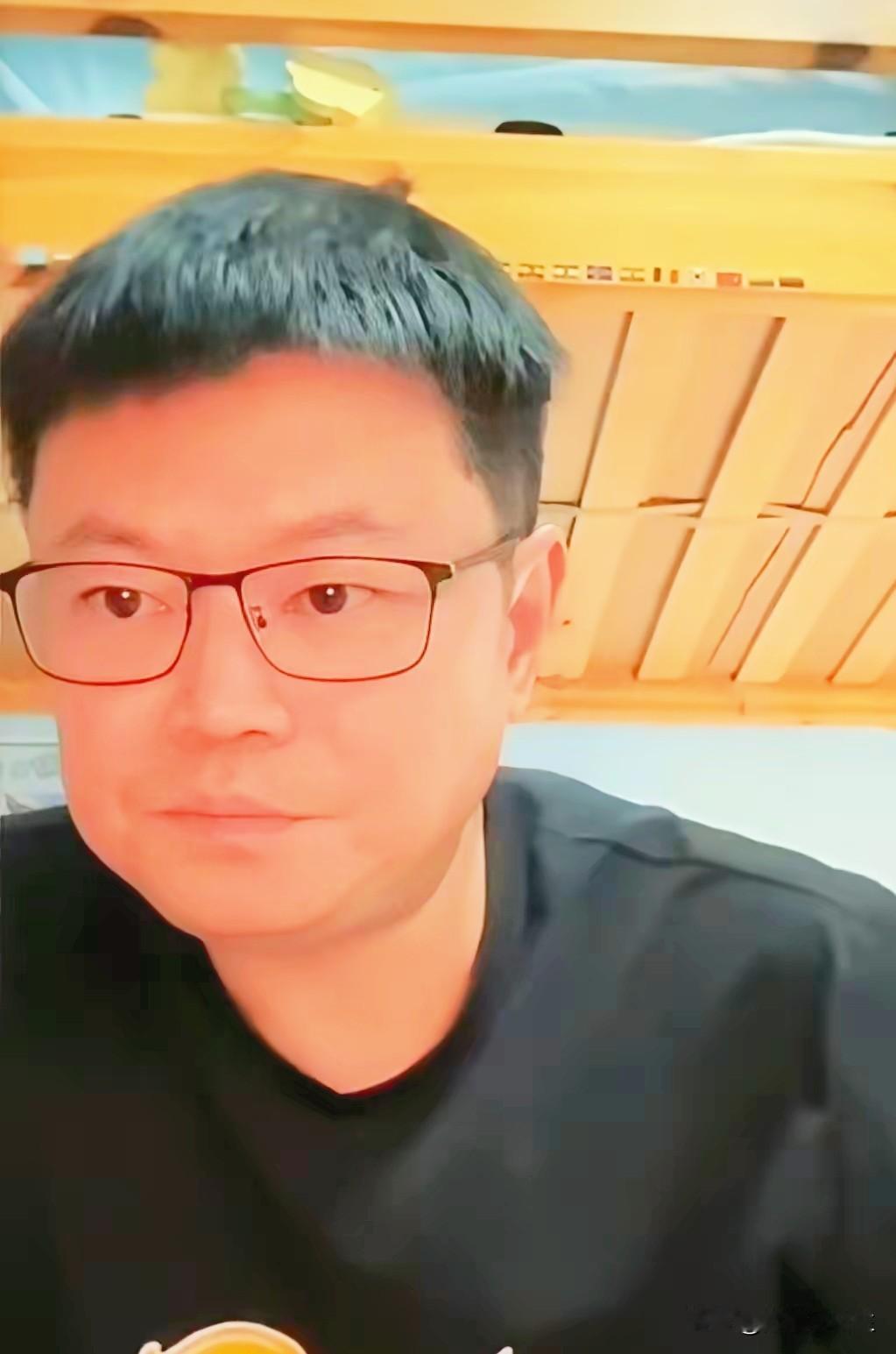 侯英超直播时刚说：我会解说亚运会！
结果一群网友开始diss张本智和！
侯英超都