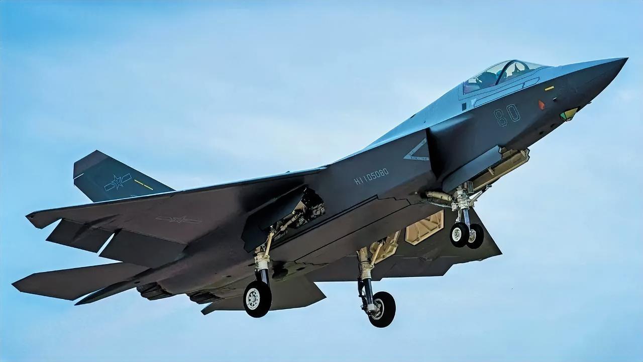 官方首次公开承认，歼-35舰载战斗机的绰号叫“蓝鲨”。
在4月23日海军成立77