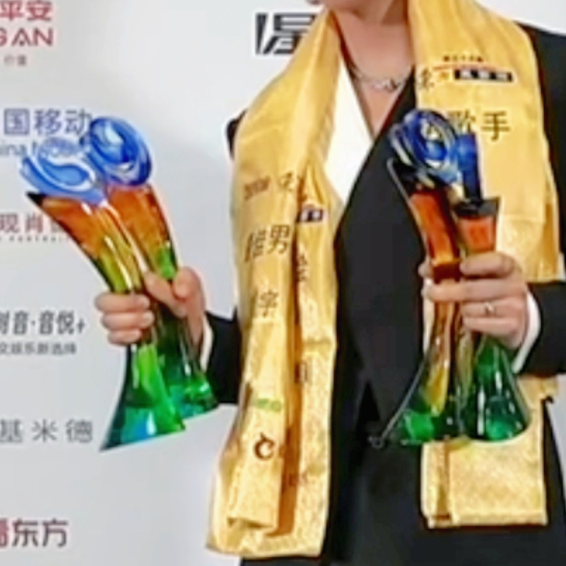 如果你觉得自己压力很大可以看看刘宇宁的手 东方风云榜