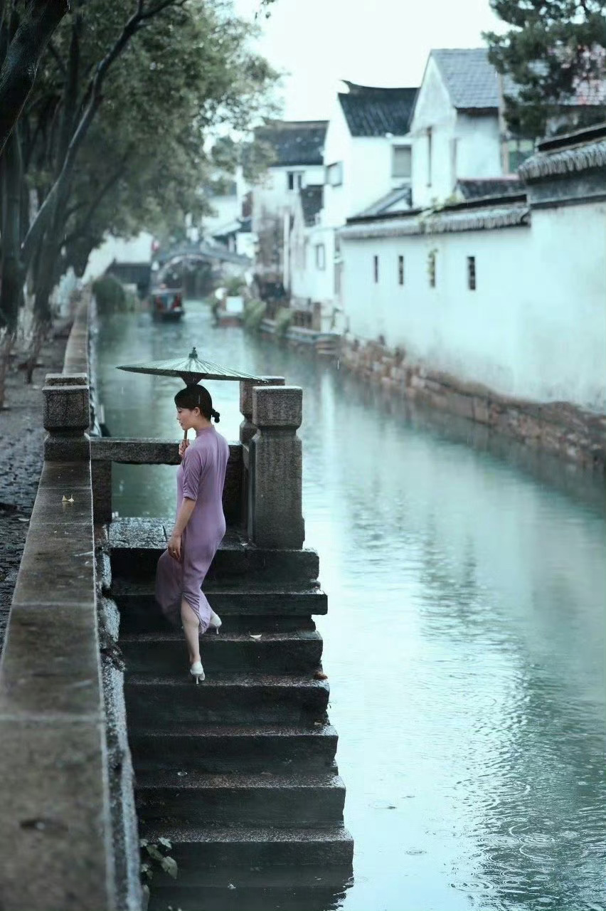 苏州，总是给人一种很温柔的感觉；平平淡淡、安安静静、不远离城市烟火，也不缺自然祥