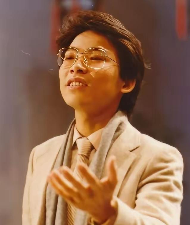 1982年，张明敏唱完《我的中国心》后，被香港乐坛除名，正当他心灰意冷准备回电子