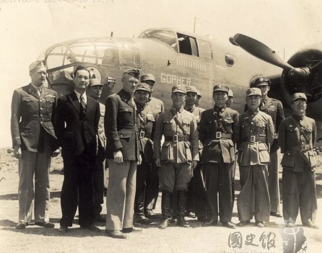 1943年，陈诚在昆明与陈纳德等中美将领合影