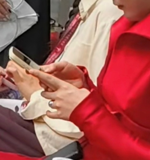 陈丽君这个人真的很可爱 忙成这样还抽空给手机换了壳 