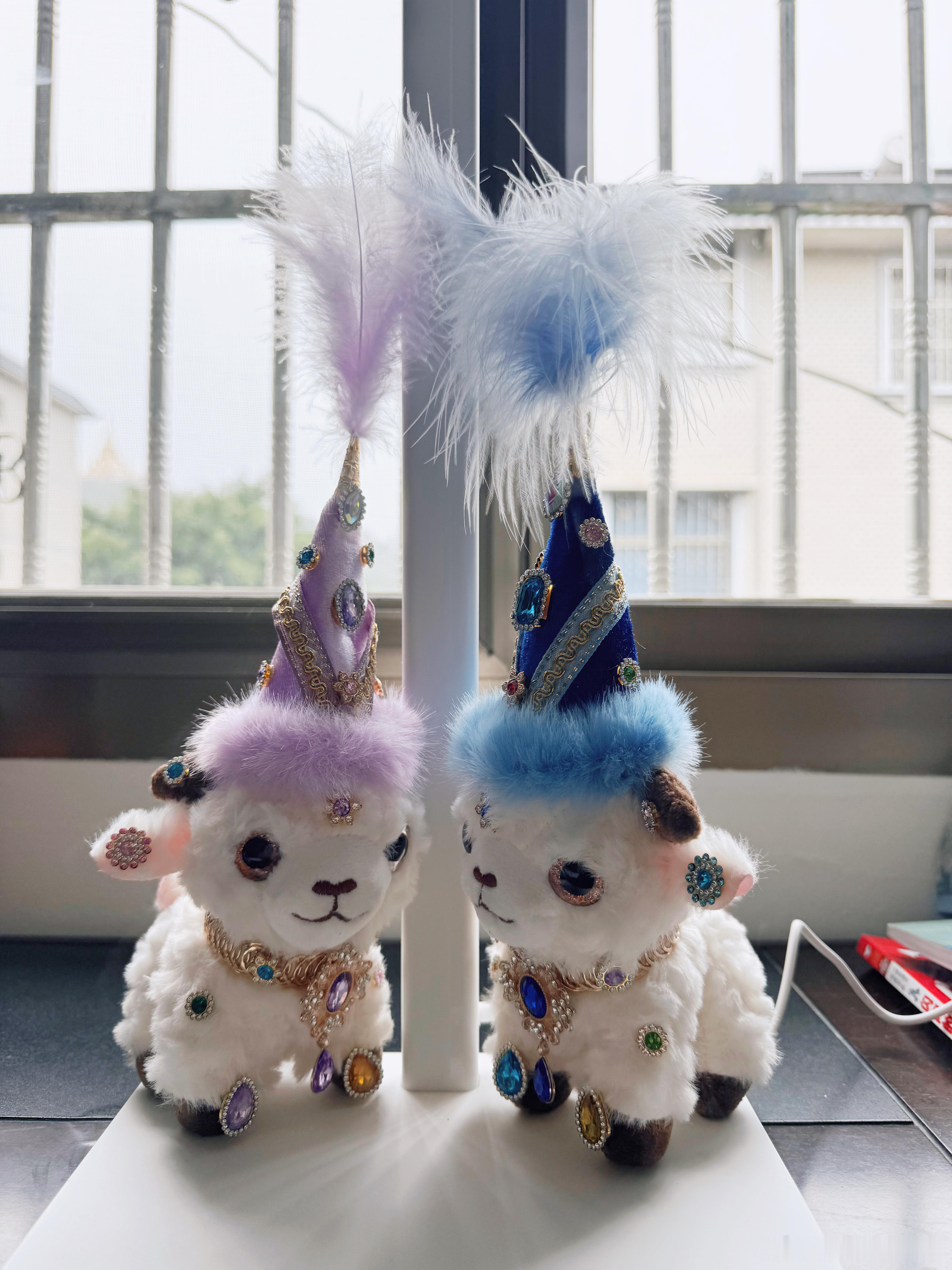 图一在乌鲁木齐机场买的两只小羊，没想到这就是它们最后一张照片。来到芒市第二天，我