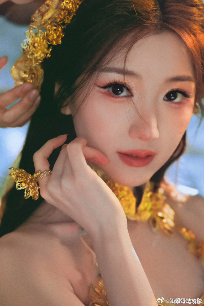 来看娱乐毛晓彤鎏金新中式造型毛晓彤鎏金新中式大片一眼沦陷！毛晓彤鎏金新中式造型氛