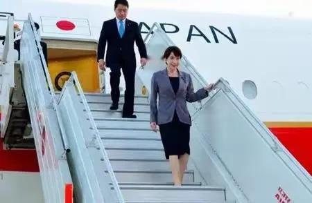 日本首相高市早苗在东京的一场演说中坦言，不排斥与中国展开对话。但她紧接着挑明，自