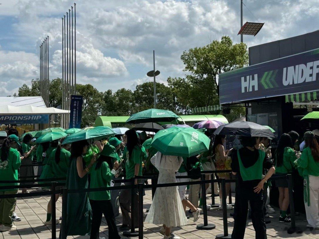 王一博坐摩托车离开不忘和粉丝打招呼一眼望去全是王一博的摩托车姐姐，打招呼打不过了