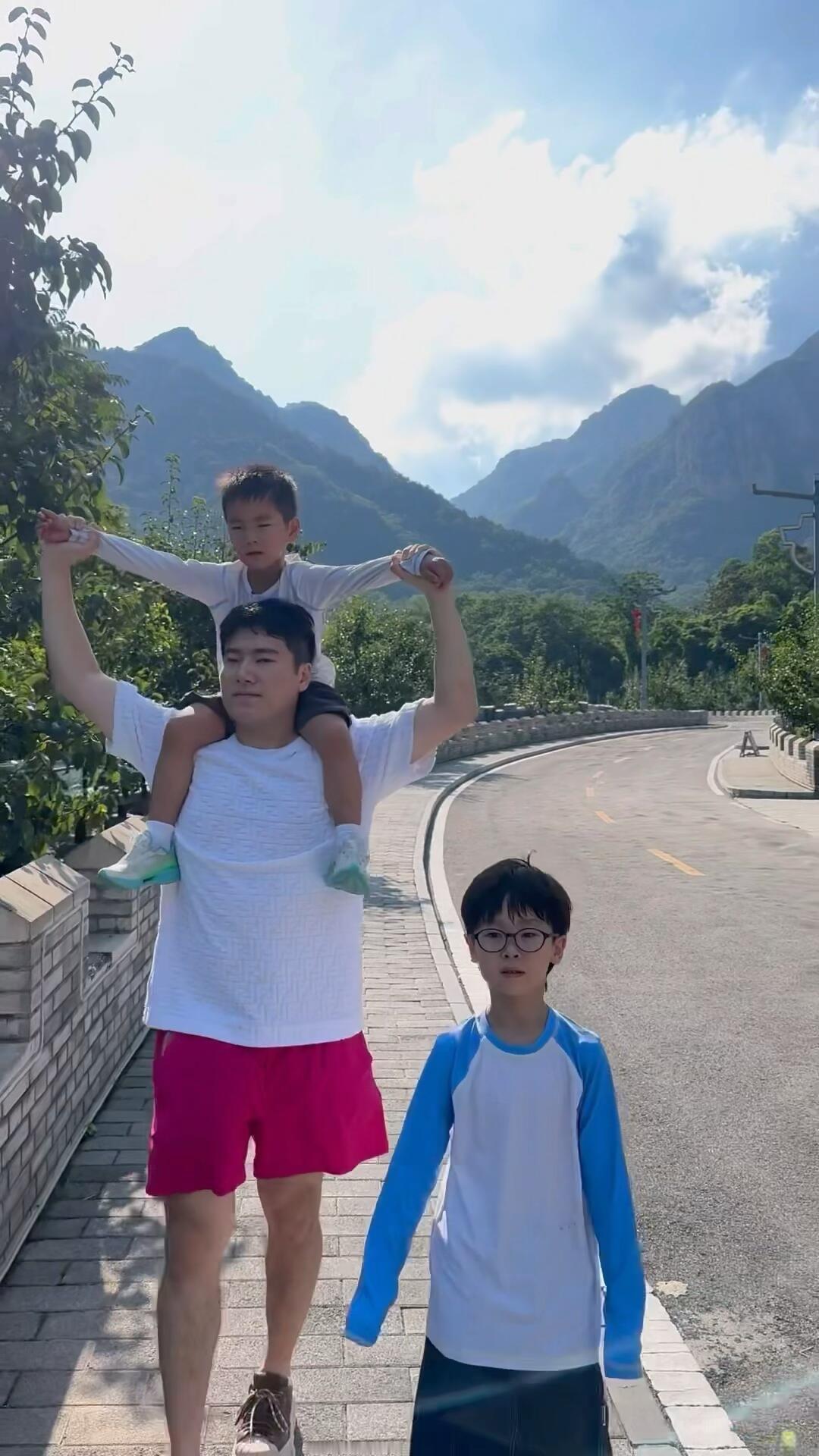 梁靖崑和俩儿子，真的好像啊，超级的棒父子俩，家庭美满幸福，儿子也乖巧帅气！
不能
