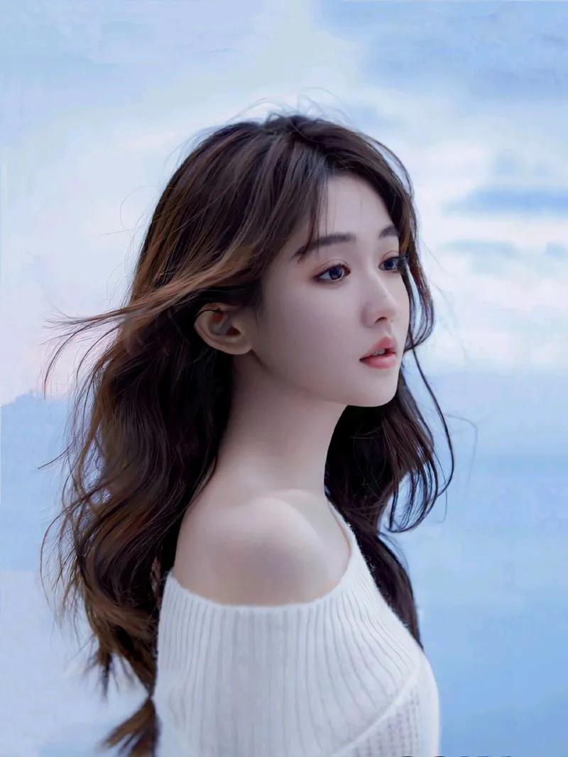 我女儿很漂亮，像电影明星，正面像徐静蕾，侧面像张柏芝，有时还像韩国那个明星金喜善