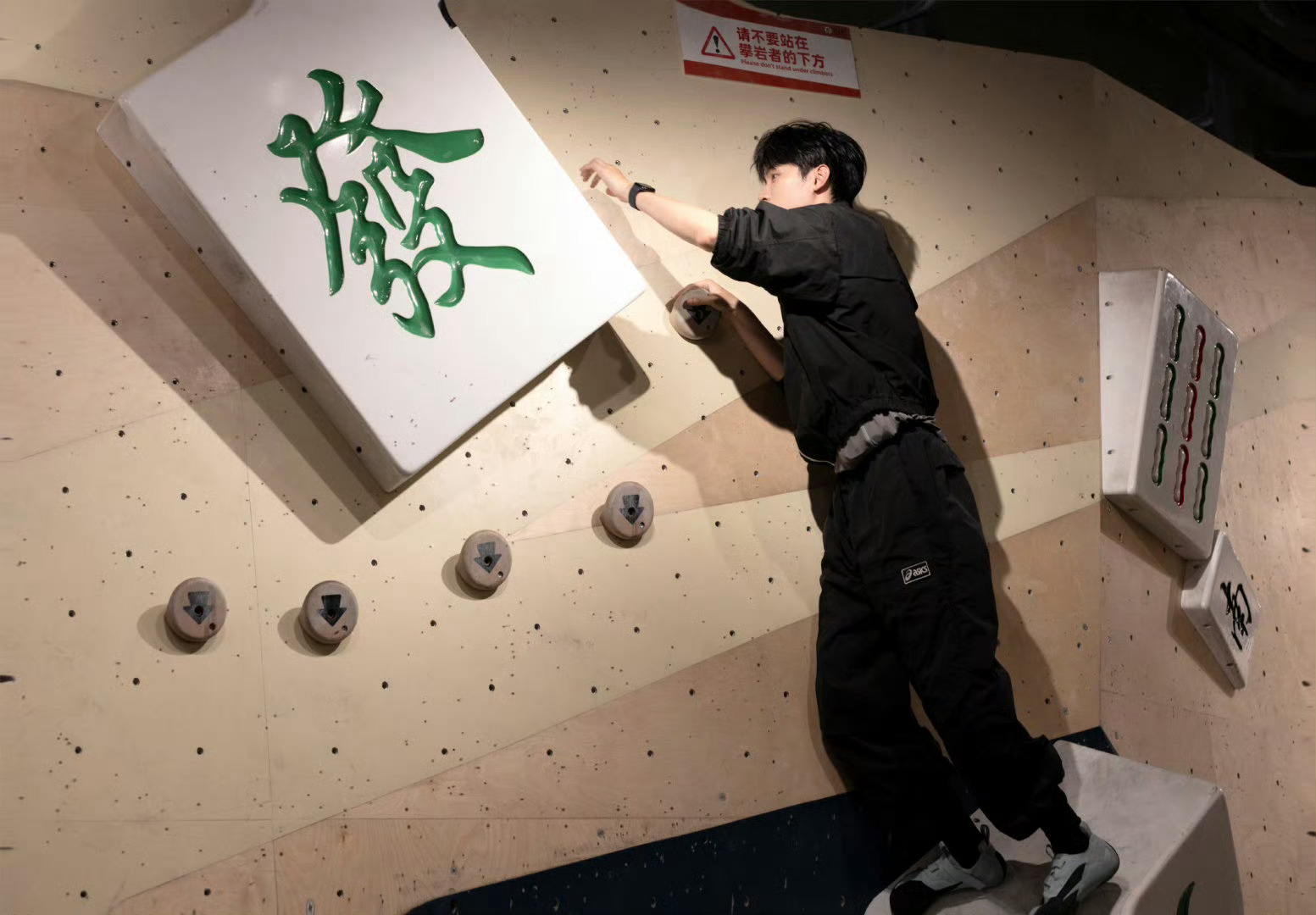 被周翊然这一下秀到了原本只是一条普通随拍物料，却因为周翊然这一个瞬间爆火，少年气