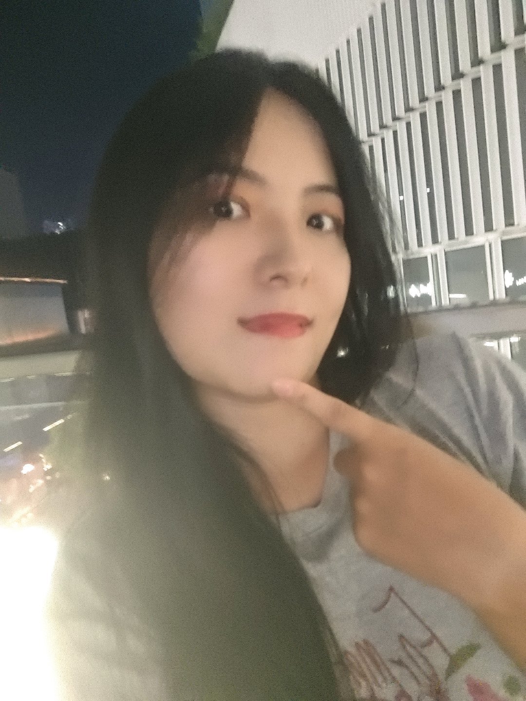 颜值认证：这鹅蛋脸线条流畅得像韩娱公司练习生出道前的官方颜值模板，完全是门面级别