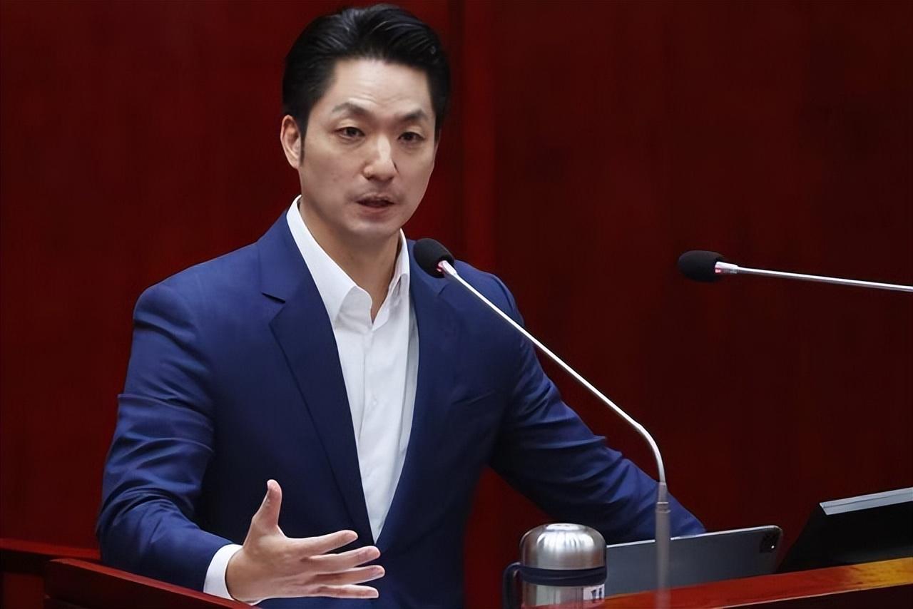最近台湾岛内闹得沸沸扬扬，一件关乎无数农民生计的大事，把民进党当局推到了舆论的风