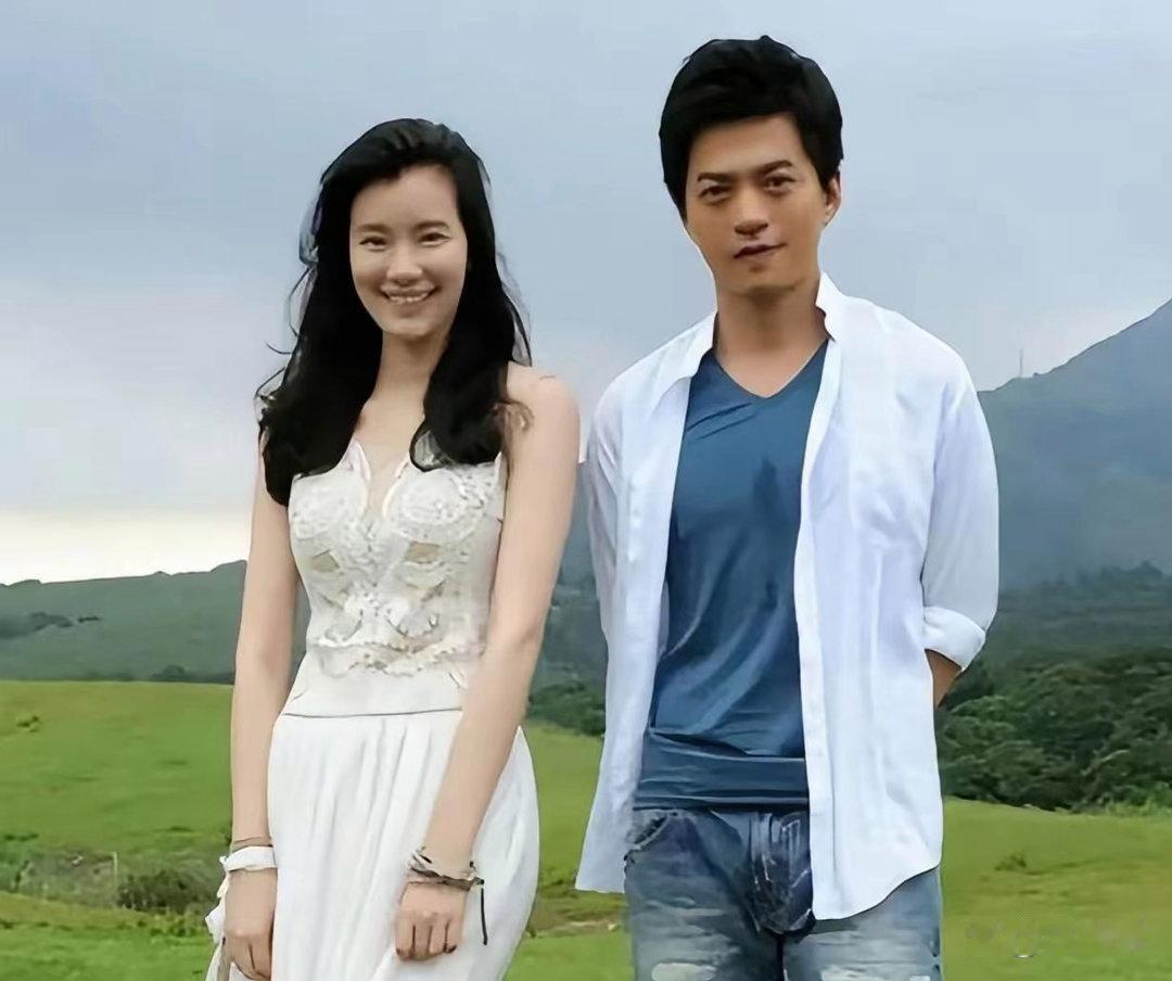 孟小蓓，清华女博士。嫁给了歌手李健，但她不上班，每天在家喝茶、浇花。李健和孟小蓓
