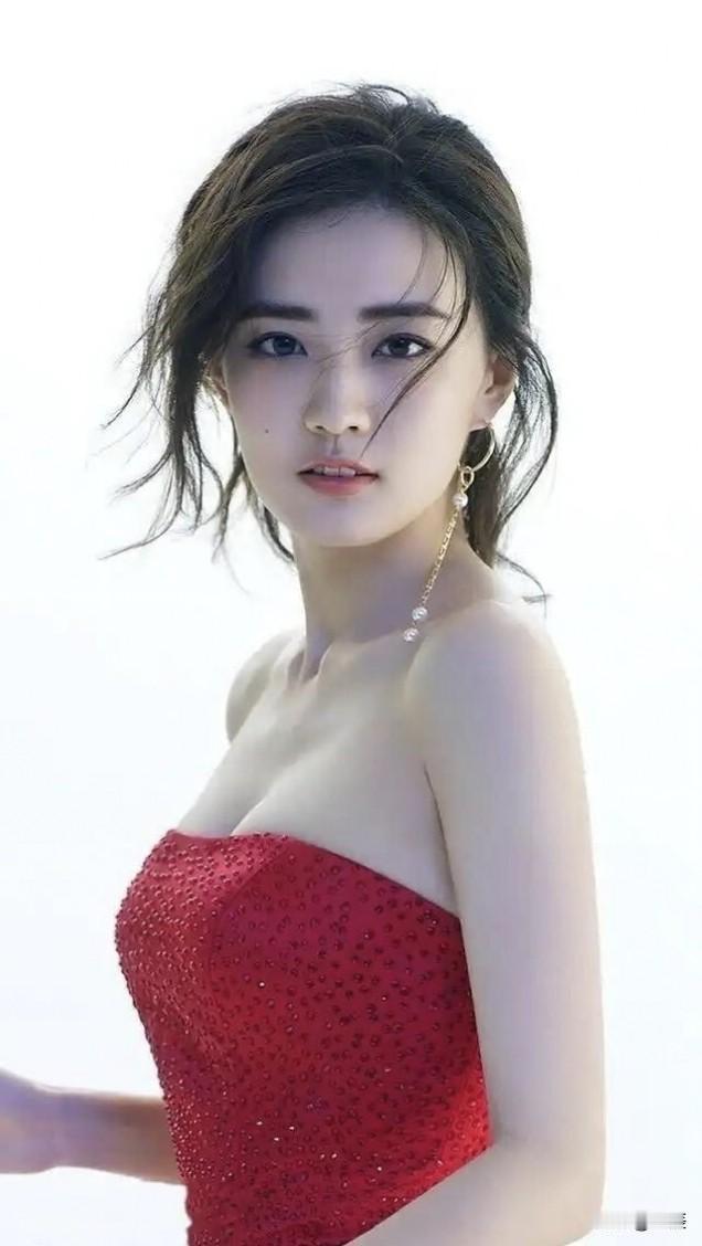 徐璐这红衣造型简直绝了！看到她水中红裙大片，那眼神深邃，性感迷人，真就如同“一半