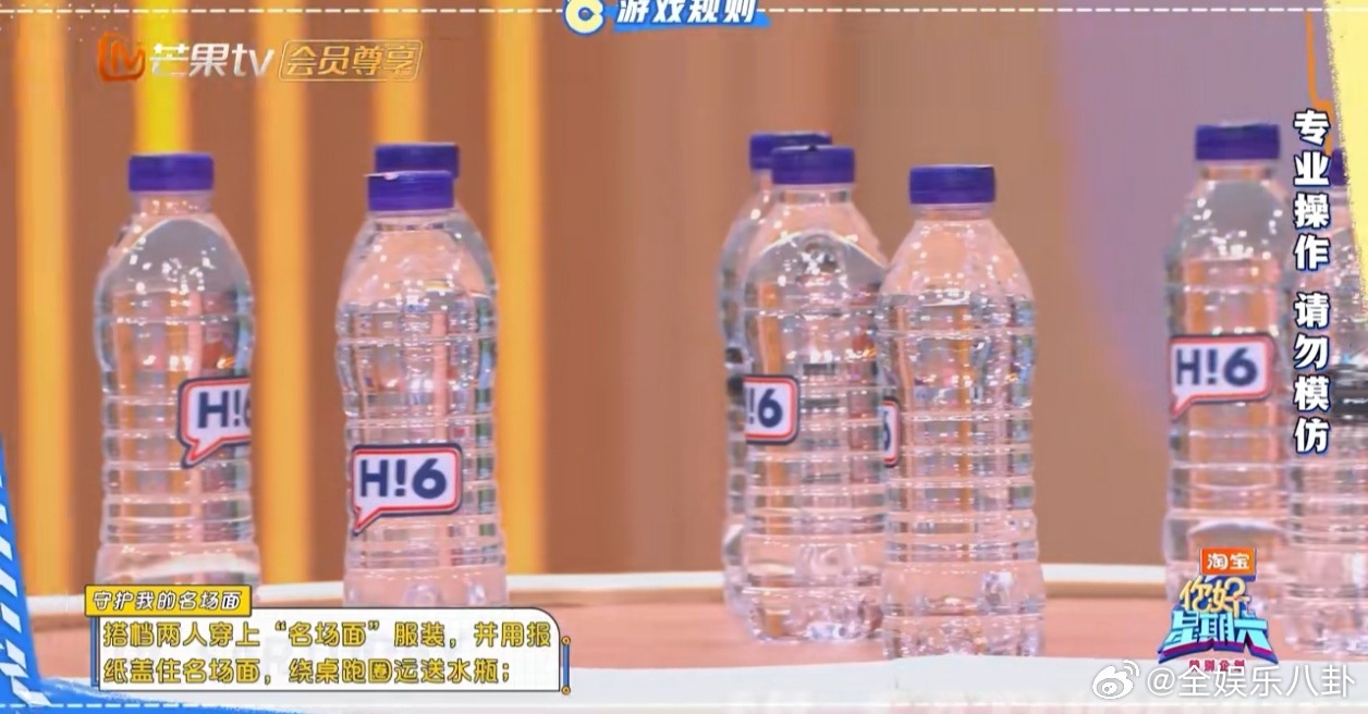 看丁程鑫主持拍卖，就像在看一部微喜剧。每个表情和动作都精心设计过，调皮得恰到好处