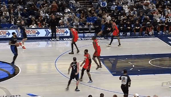 攻防一体！健康的浓眉的确很强！
在今天NBA常规赛独行侠对阵火箭的第一节比赛中，