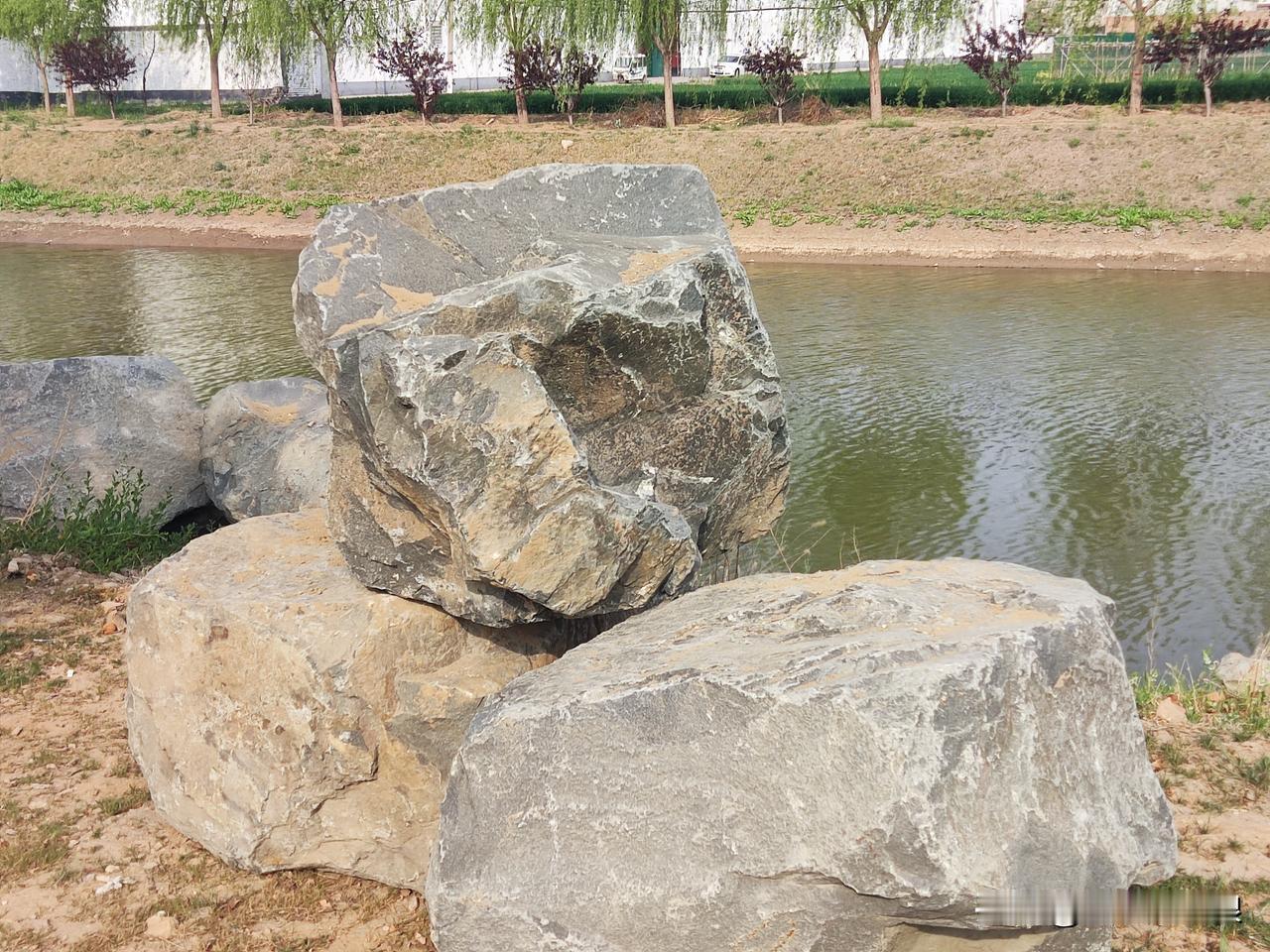 在农村白事上总管分活也是看人的，村干部一般都是在灵棚前当招持，教师和退休人员都在