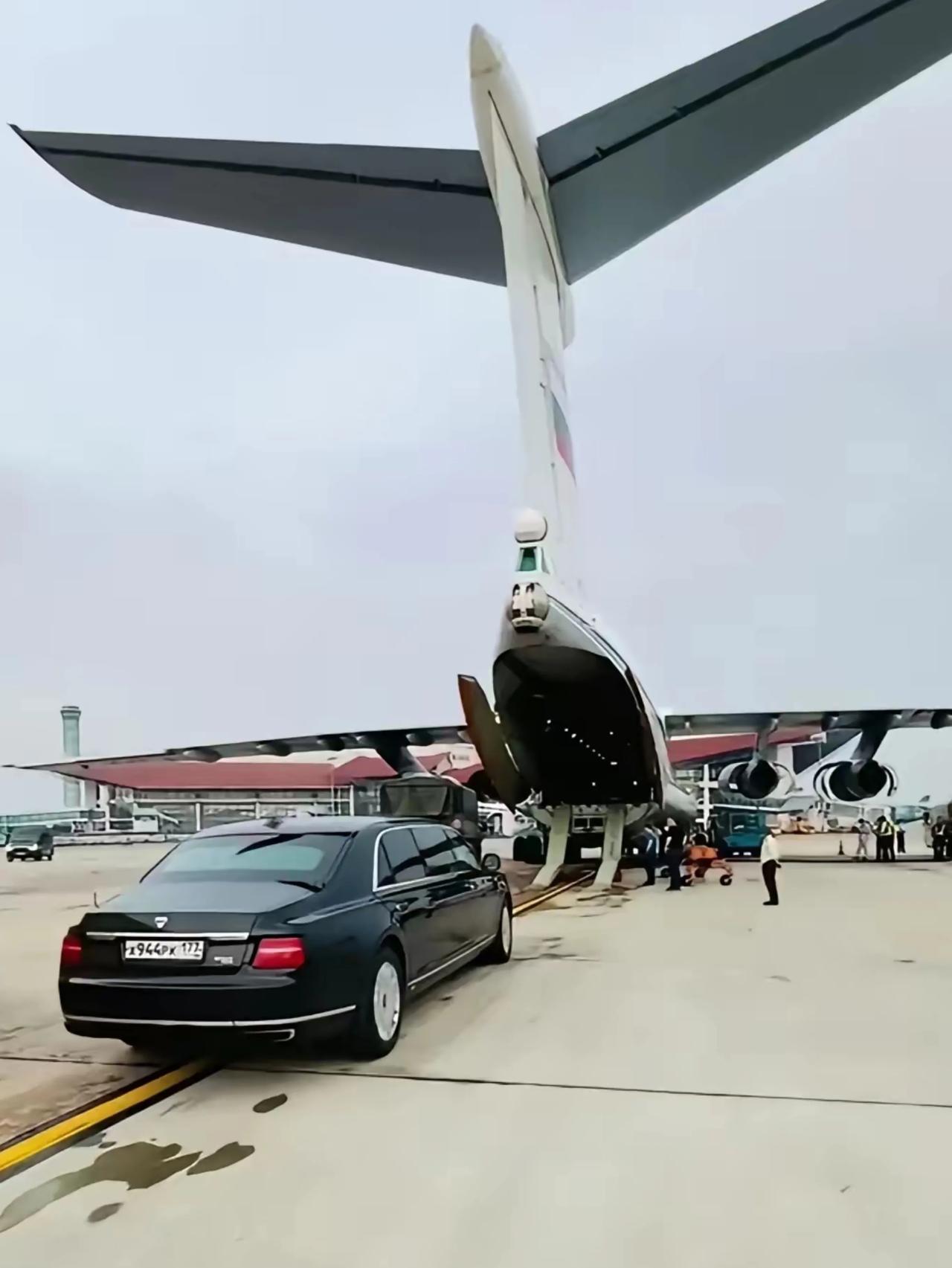 普京访问朝鲜、越南后，随访车辆正在运上飞机，即将空运回国。

普京出国时，总是乘