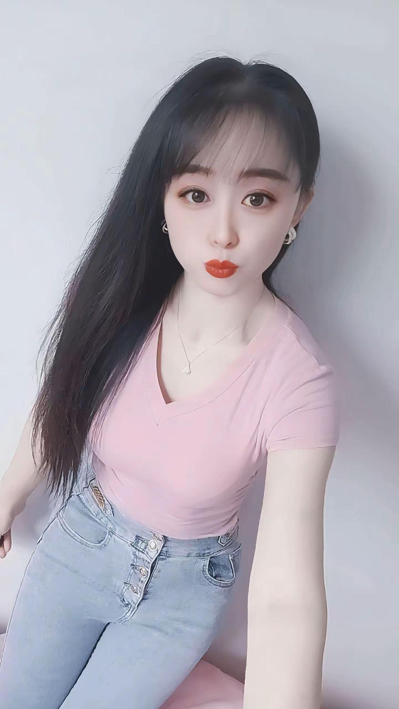 你们是借还是不借呢紧身牛仔裤