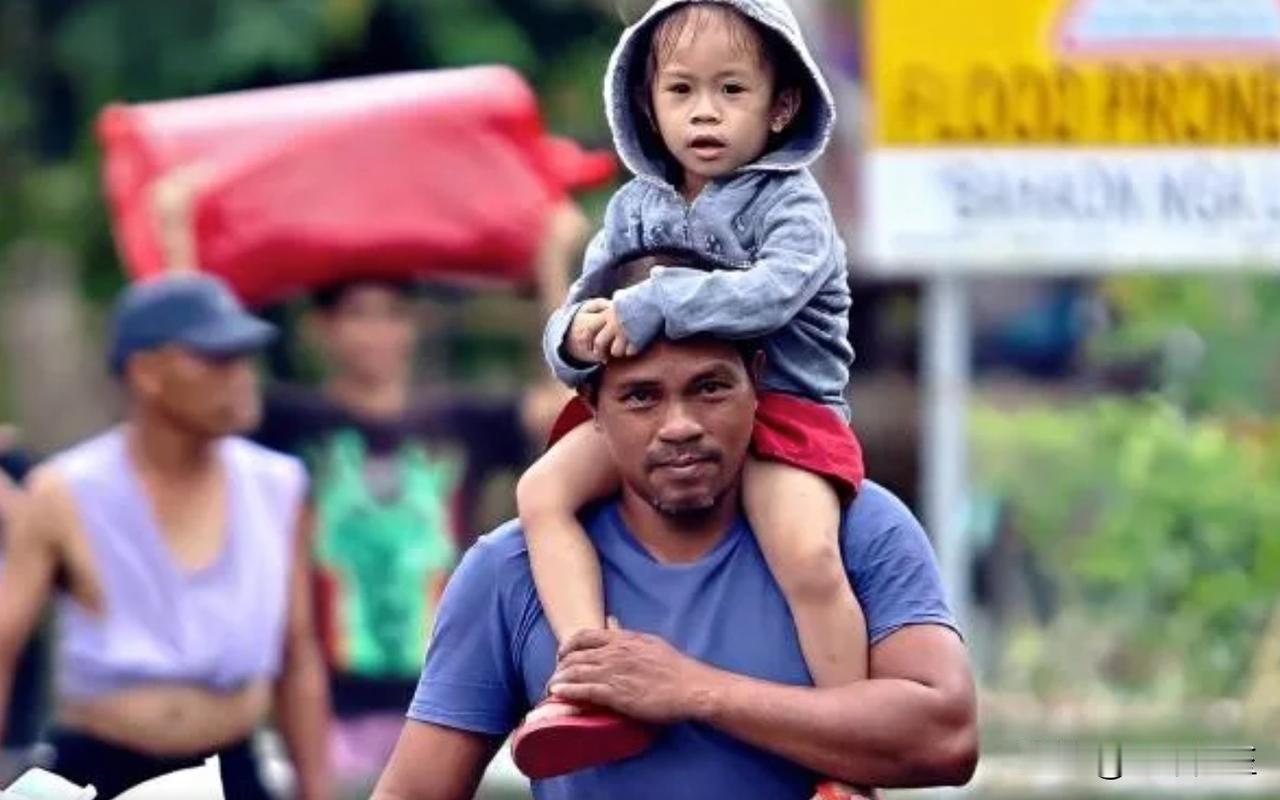 根据菲律宾大气、地球物理和天文服务局周日的消息，台风凤凰已加强为超强台风，其向吕