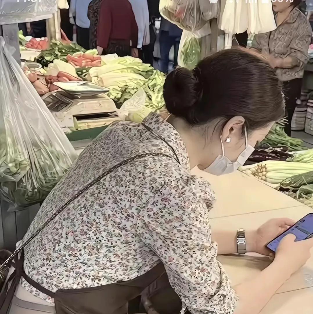 市场的人也不多，生意很一般啊？是不是都出去玩啦？谁能告诉我[作揖][玫瑰]菜市场