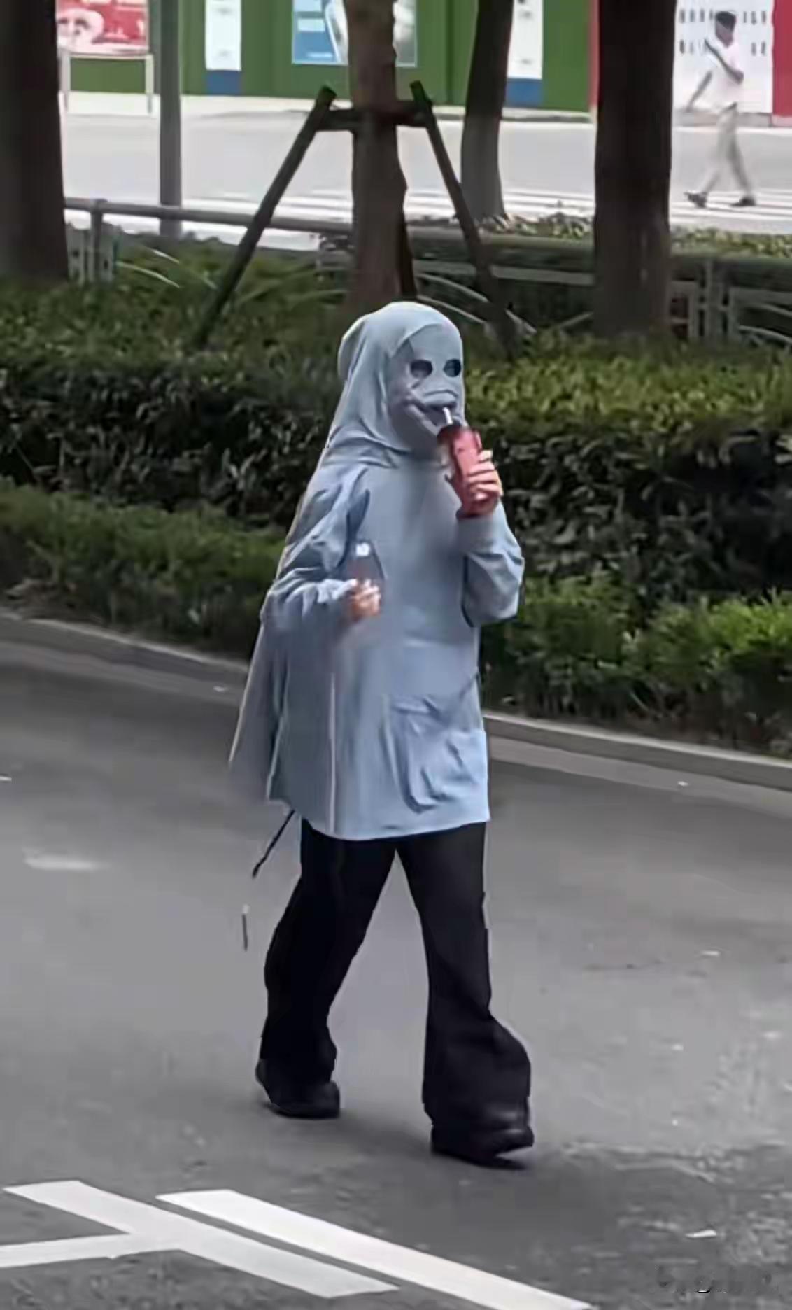 如今的人们不知知道怎么了，一方面疯狂的吃钙片补钙，一方面将自己捂的严严实实，丝毫