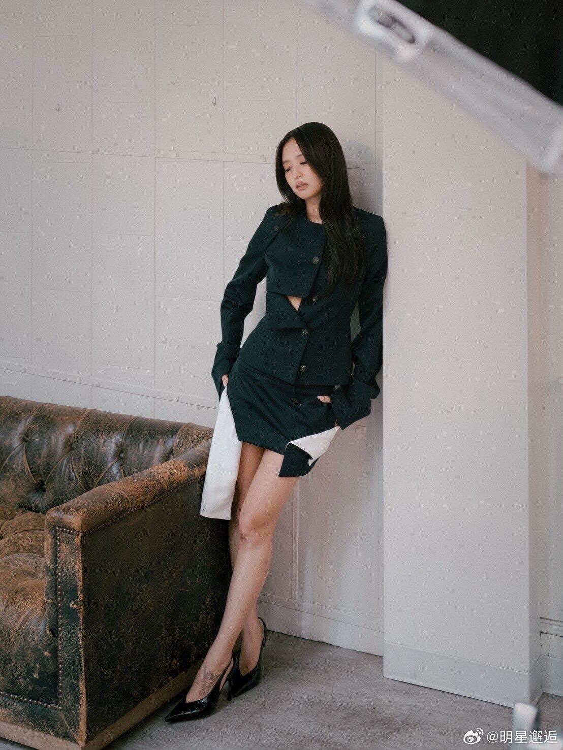 Jennie金珍妮更新ins，这一套衣服太美了，尖头高跟鞋完全妈妈级别 