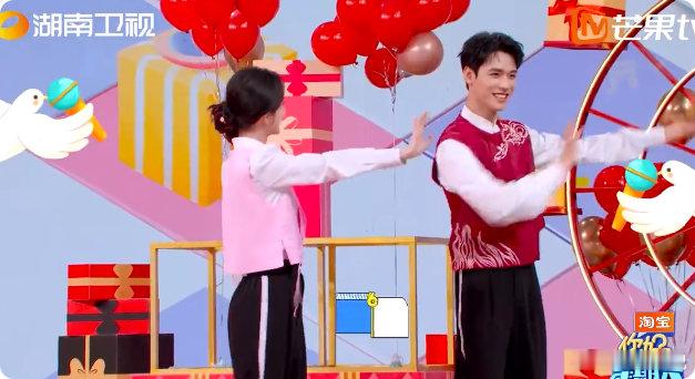 龚俊孟子义跳鸟儿摇龚俊跳鸟儿摇的偷看小眼神太可爱了！孟姐熟练到像练过百遍，他跟跳