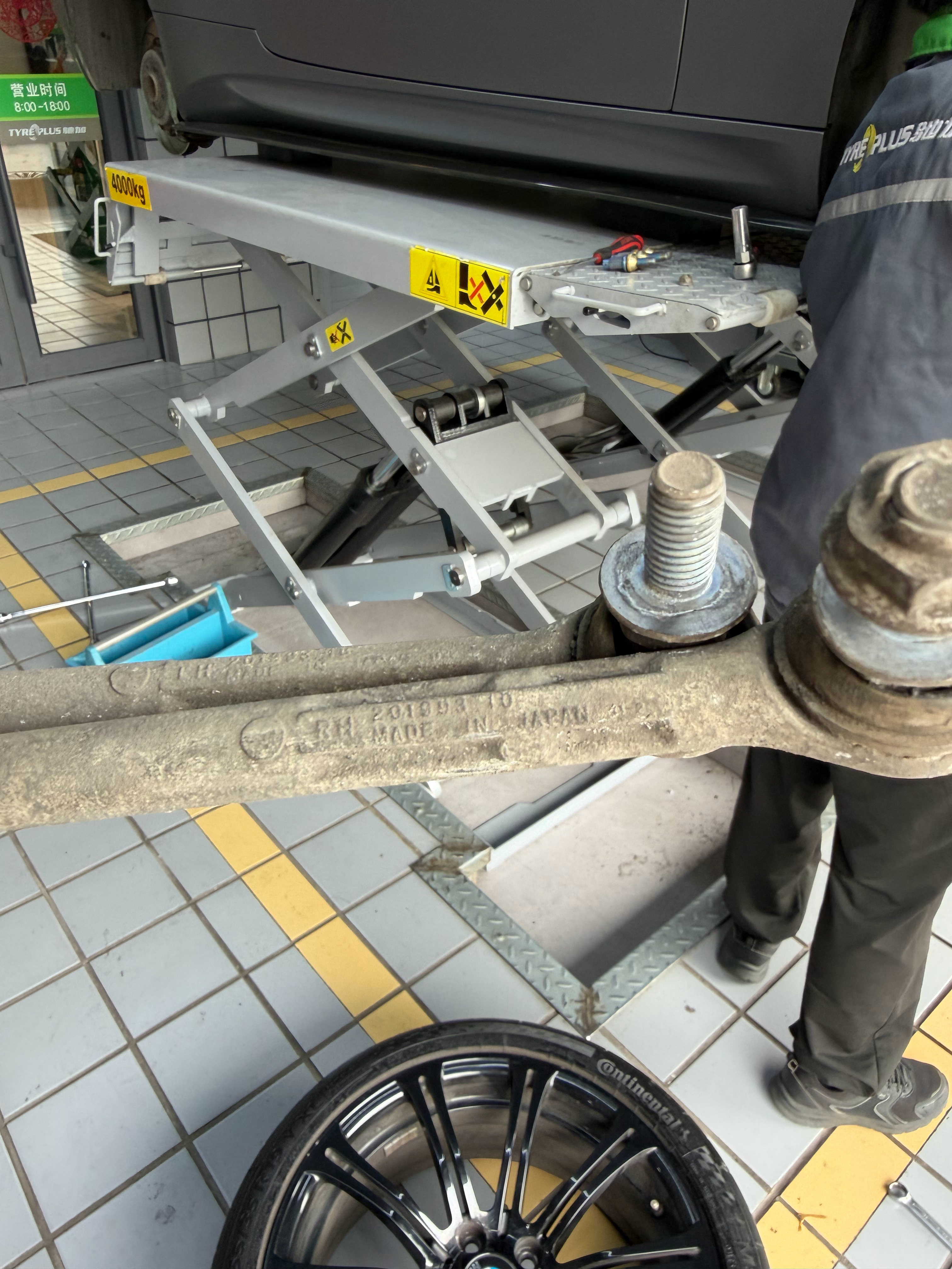 滴～ 又来张嘴要吃的了换避震器，检查发现拉杆胶套漏油，换俩前拉杆。这拉杆居然是日