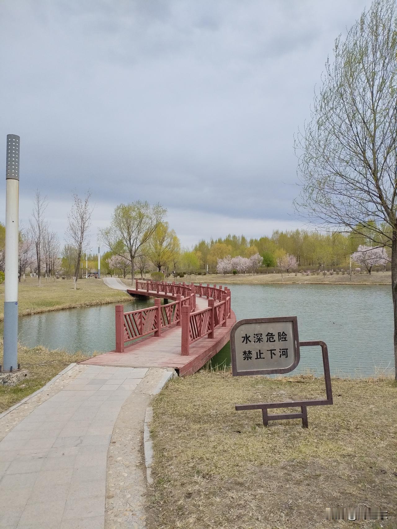 中国是维护世界和平的压舱石，而美国则是世界和平秩序的麻烦制造者和破坏者。
   