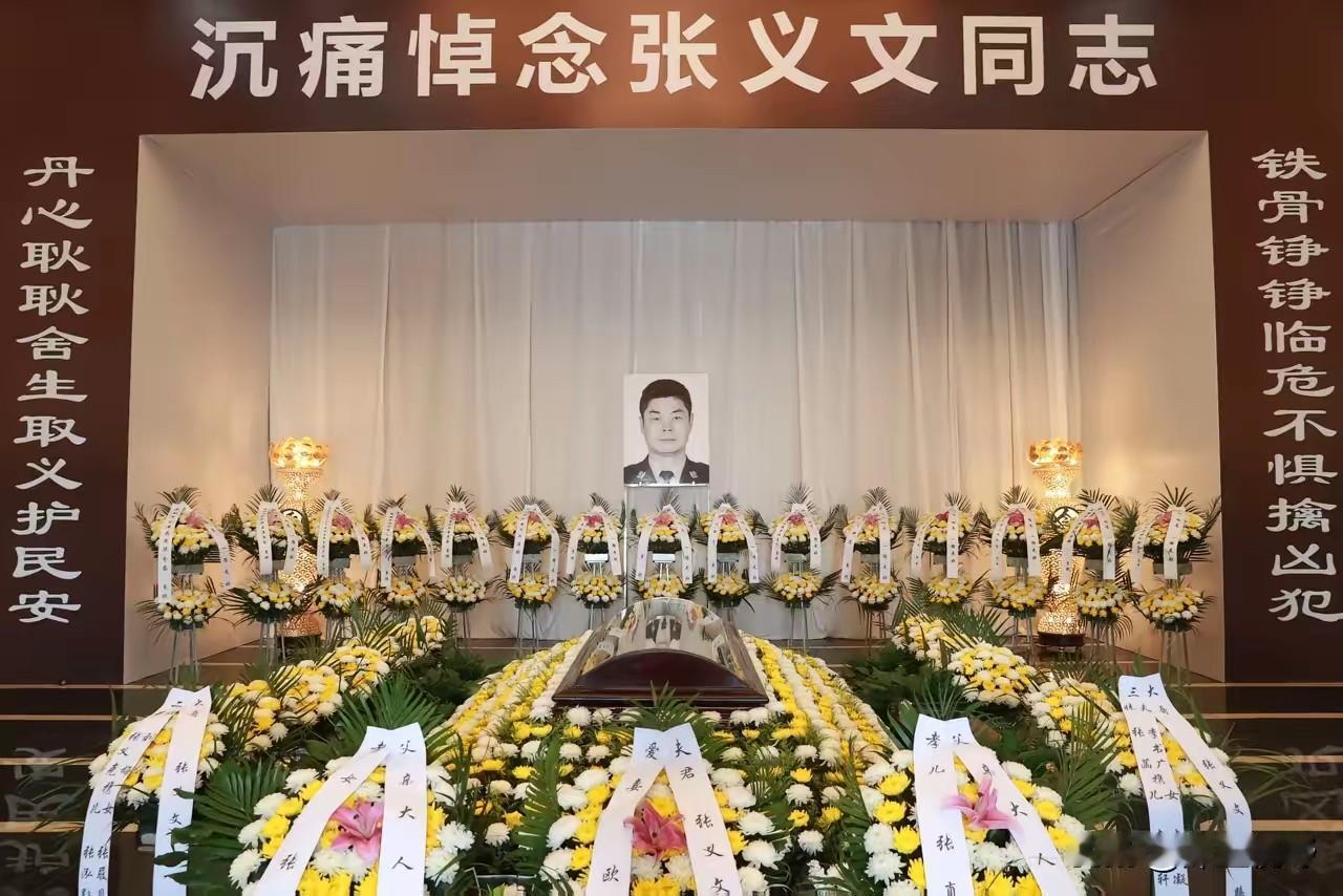 太悲痛了！四川成都，48岁民警在调解邻里矛盾时，被持刀歹徒靠近，刀刃直接刺穿民警